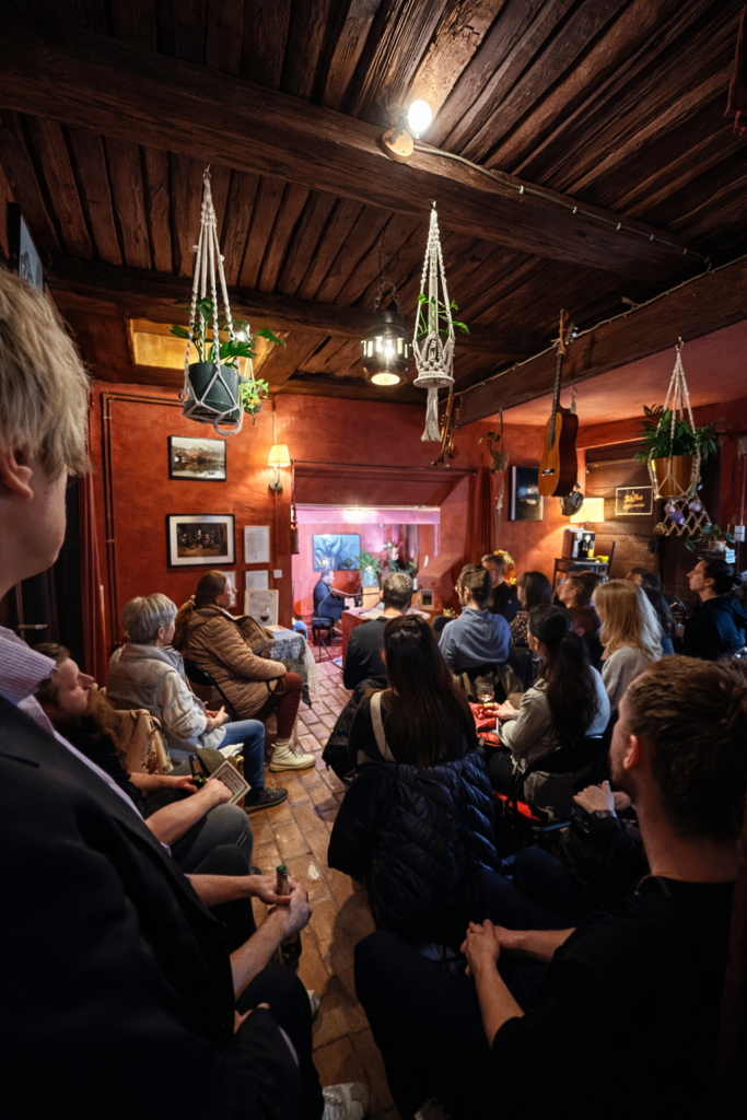 Premiere im roten Raum im Atelier der Sinne.