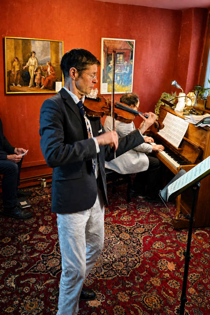 Amadeus Heutling und Andreas Wolter mit Violine und Klavier im historischen Ackerbürgerhaus von 1723 während des 2. Atelierabends 2026.