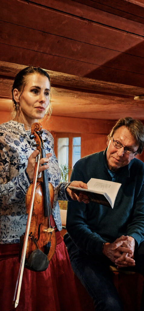 Natalia Greger-Domagala mit Violine neben Alexander Mehlhorn bei einer Lesung im historischen Ackerbürgerhaus von 1723 während des 2. Atelierabends 2026.