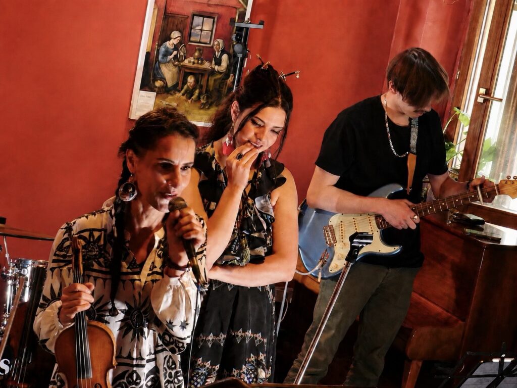 Musikerinnen und Musiker beim gemeinsamen Auftritt während des 3. Atelierabends im historischen Ackerbürgerhaus des Ateliers der Sinne