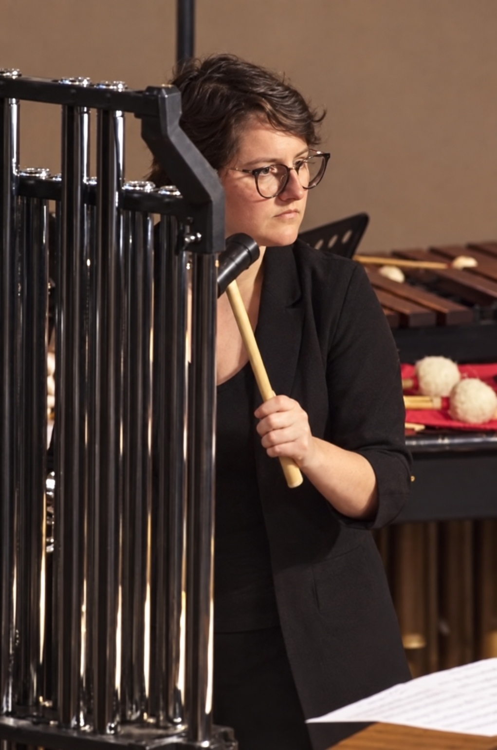 Genevieve Eckel unterrichtet Schlagzeug, Gitarre und Klavier im Atelier der Sinne in Berlin-Charlottenburg. Komponistin, Dirigentin und Multi-Instrumentalistin.