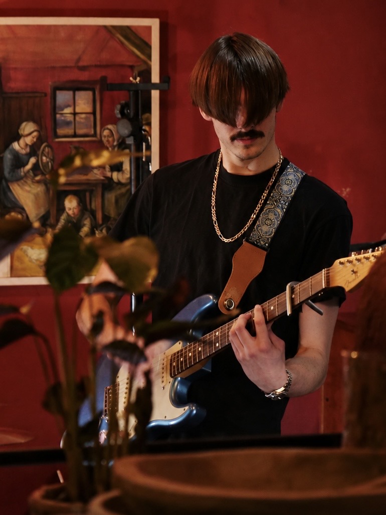 Johann Brummer spielt E-Gitarre im Atelier der Sinne – Gitarrenunterricht in Berlin-Charlottenburg