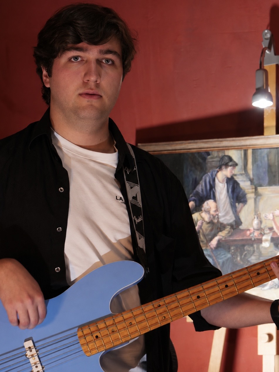 Leon Rohlfing mit E-Bass im Atelier der Sinne – Klavier- und E-Bass-Unterricht in Berlin-Charlottenburg